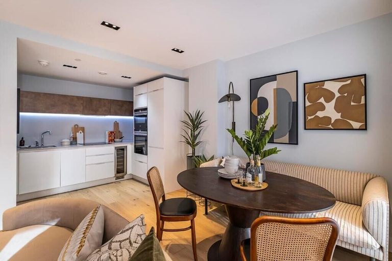 Others 4, Luxury apartment in central London with private balcony, London
