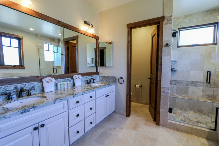 Bathroom 4, Graystone 2110 5-Star Luxury House with Private Jacuzzi and Double Garage by RedAwning, Mono