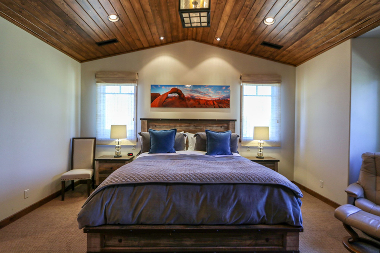 Room 2, Graystone 2110 5-Star Luxury House with Private Jacuzzi and Double Garage by RedAwning, Mono