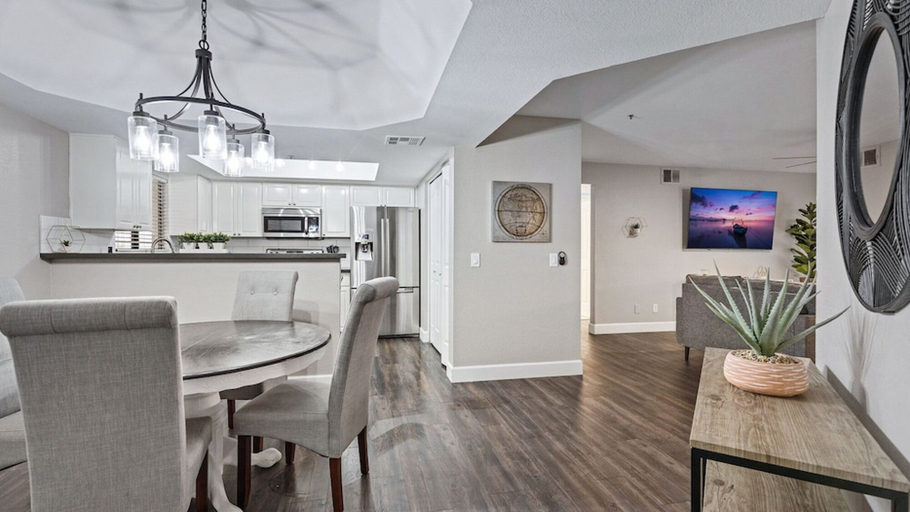 Living area 5, Beautiful Newly Remodeled 2-bdrm Biltmore Condo!, Maricopa