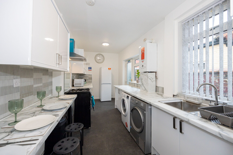 Others 4, Charming 4-bed Guest House in Salford, Manchester