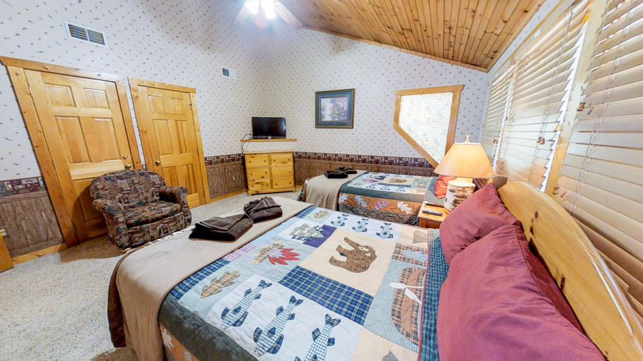 Bedroom 2, Smoky Mountain Lodge, Sevier
