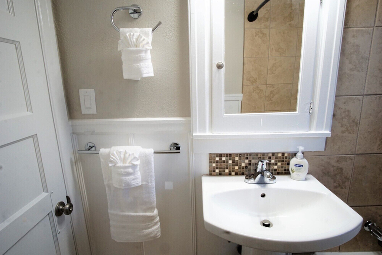 Bathroom, Beautiful Bungalow Next to Unc-free Cruiser Bikes!, Weld