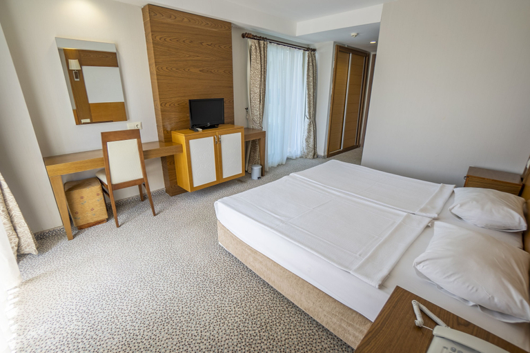 Bedroom 3, M.C Beach Park Resort Hotel - All Inclusive, Alanya