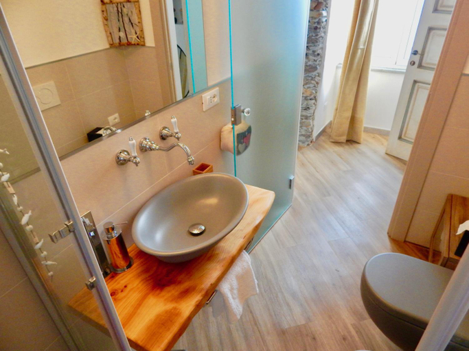 Bathroom 2, LE GIUE, Genova