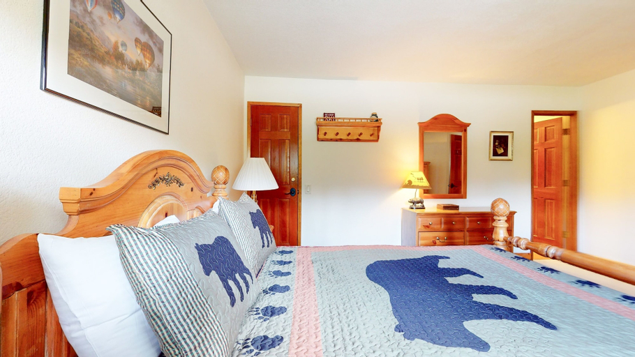 Room 5, Rainbow Villas 1 Charming Boutique complex, Dual Master Suites, Forest Mountain Views by RedAwning, Mono