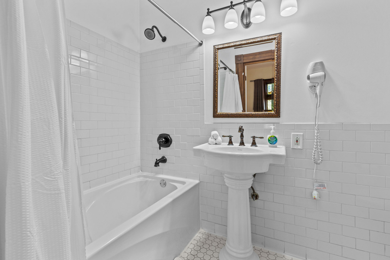 Bathroom 4, The Marquis Manor | JZ Vacation Rentals, Saint Louis