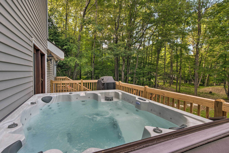 Sport & Beauty, Lake Access & Private Hot Tub at Poconos Home!, Carbon
