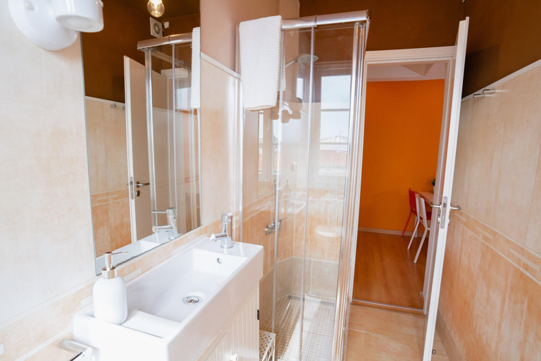 Bathroom 2, Alameda Apartments & Rooms, Lisbon