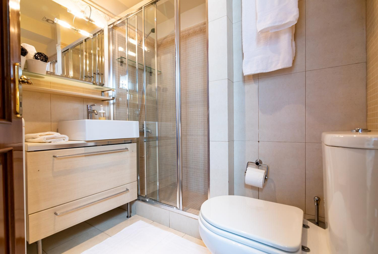 Bathroom 5, F & B Collection - Rotunda & Kamara View, Central Macedonia