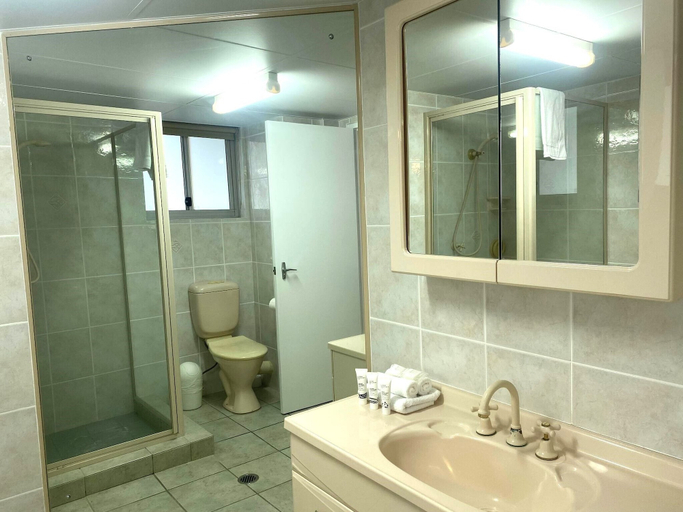 Bathroom 4, Hi Surf Beachfront Resort Apartments, Gold Coast