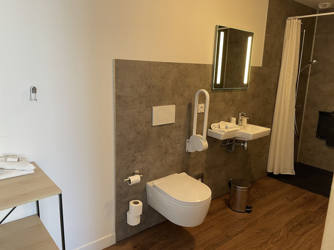 Bathroom 4, L'Escale Hôtel Bellevue, Côtes-d'Armor