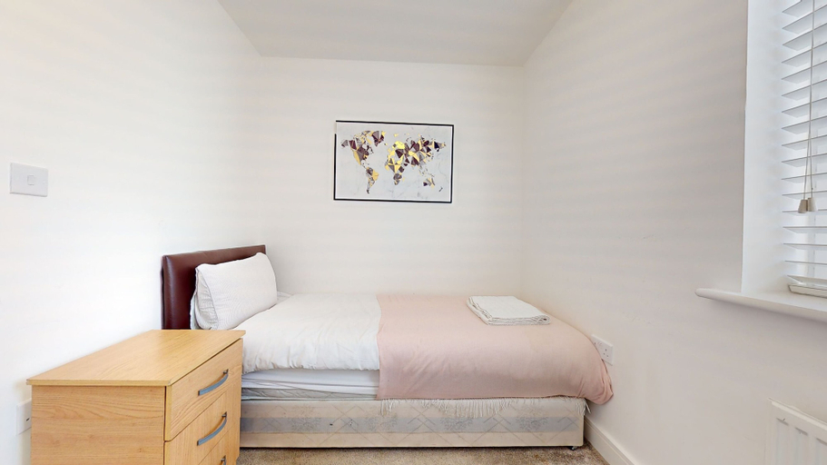 Others 4, Tms Lovely 5-bed House in Stanford-le-hope, Thurrock