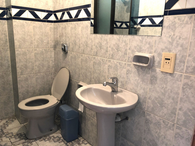 Bathroom 4, The Rooftop Hostel Bolivia, Pedro Domingo Murillo