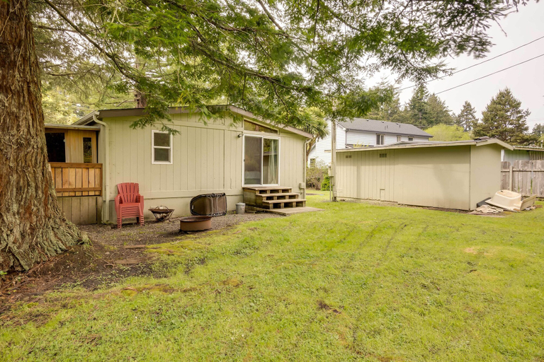 Exterior & Views 2, Brookings Home w/ Deck, 1/2 Mi to Harris Beach!, Curry