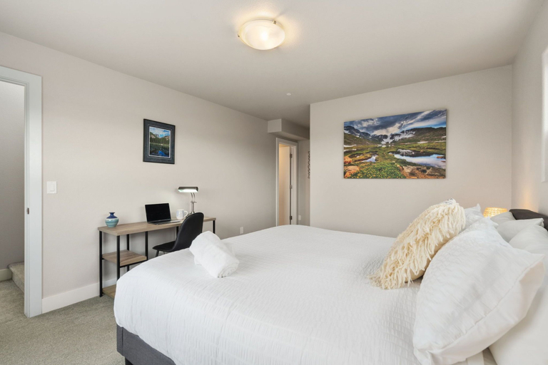 Bedroom 3, Elegant Oasis - Fireplaces, King Beds, Mtn Views!, Larimer