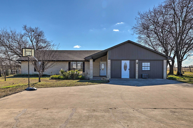 Exterior & Views 1, Modern Family Home w/ Pool & Patio!, Denton