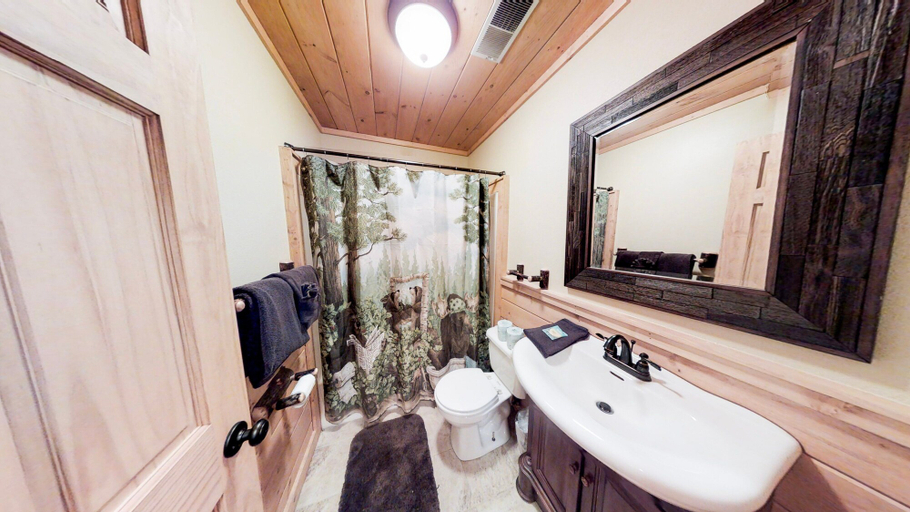 Bathroom 3, Sugar Bear Mountain Hideaway, Sevier