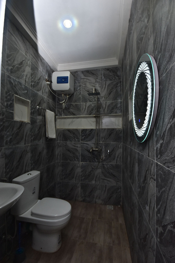 Bathroom, La Vista Imperial Hotel, Udi