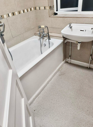 Bathroom, Spacious 3-bed House With Free Parking, London