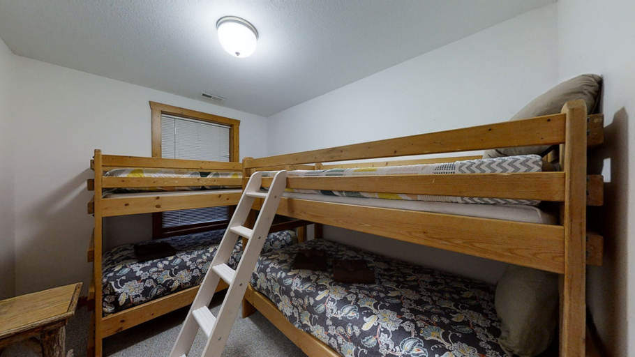 Bedroom 2, Horsin Around Tennessee, Blount