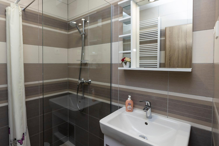 Others 2, Star Apartman, Eger