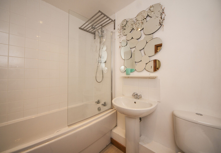 Bathroom 3, White Lodge Apartments, Cornwall