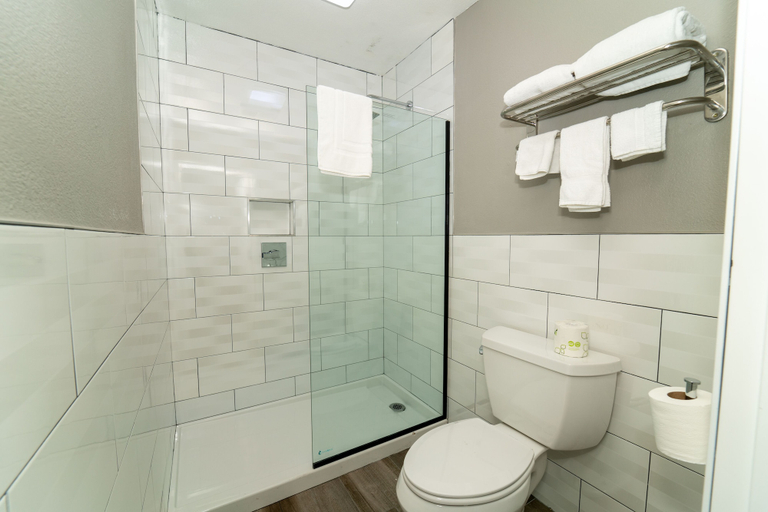 Bathroom 3, Hollywood Palms Inn and Suites, Los Angeles