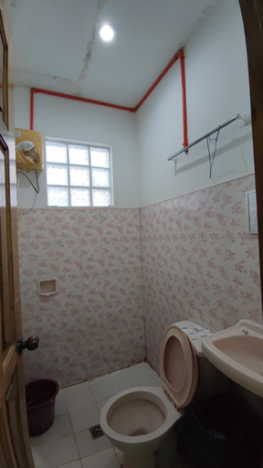 Bathroom 2, R & R (Rest & Relax) Guesthouse, Larena