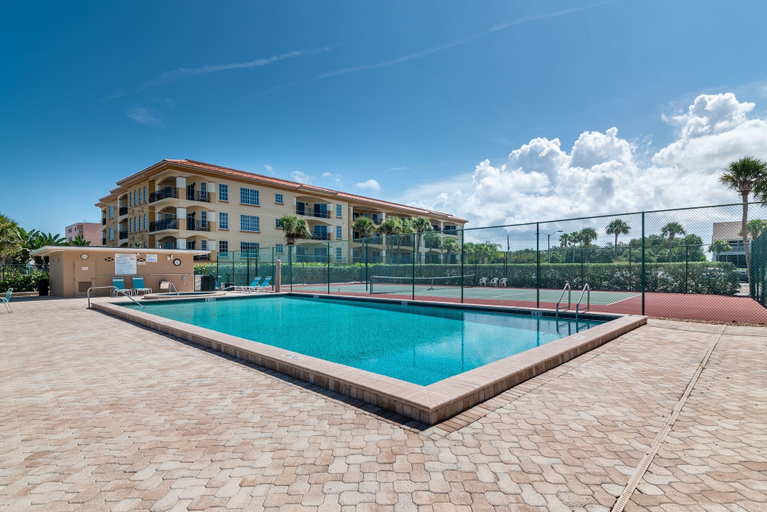 Sport & Beauty 5, Freshly Renovated Gulf Front Condo with Hot Tub & Sunset Views, Pinellas