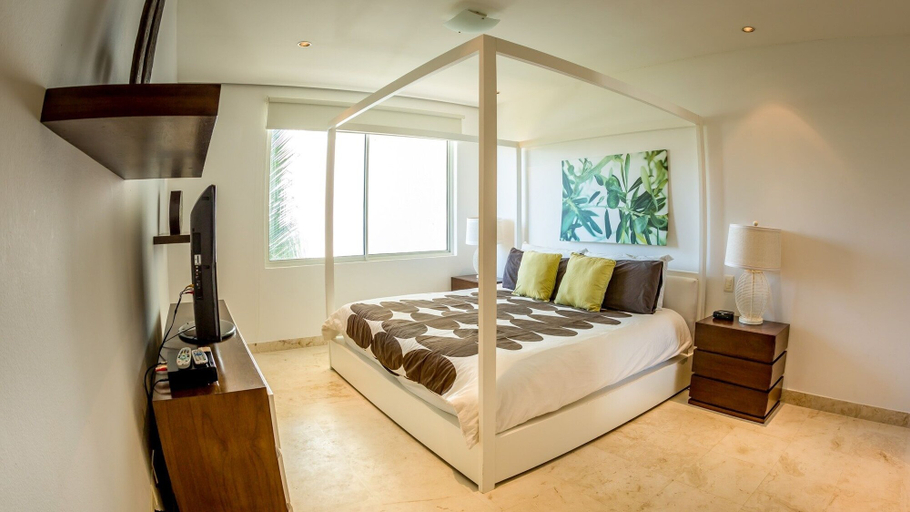Room 4, Elements Penthouse 5 3 Bedroom Condo by RedAwning, Cozumel