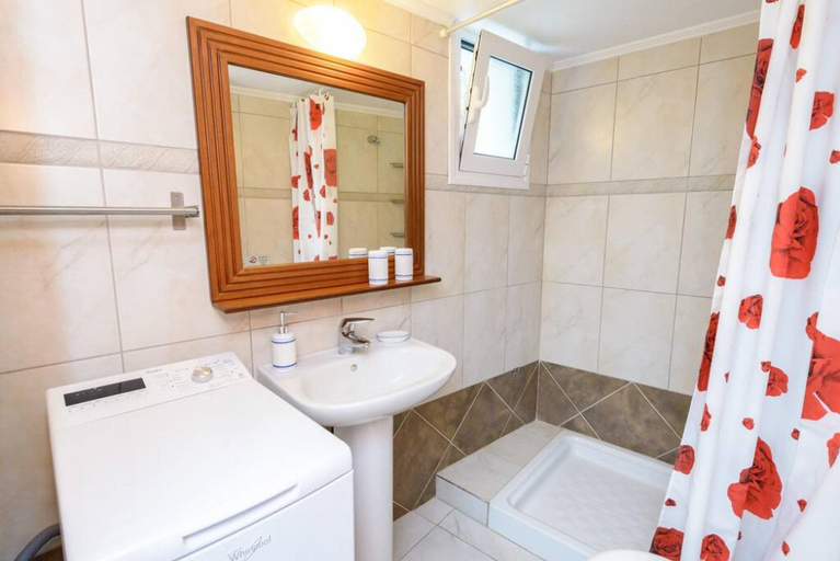 Room 5, Agia Efimia seaside 2b/r apartment, Ionian Islands
