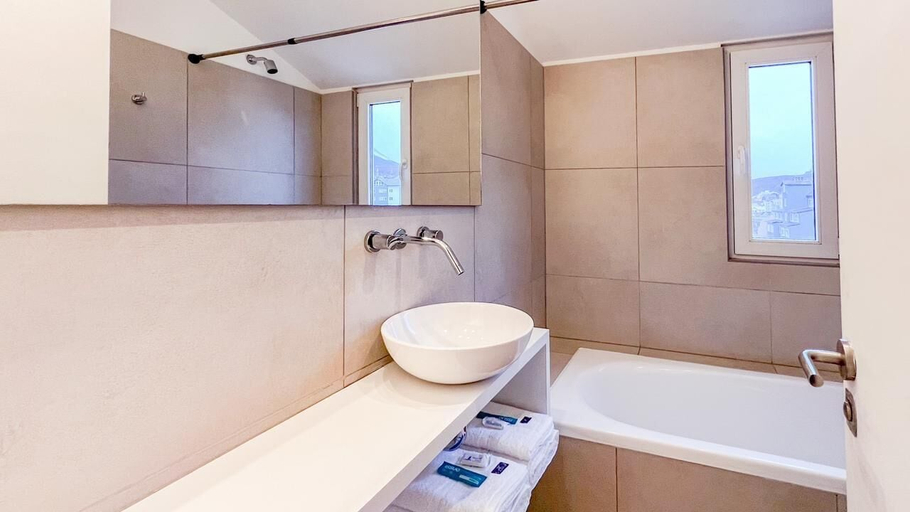 Bathroom 2, Condor, Ushuaia