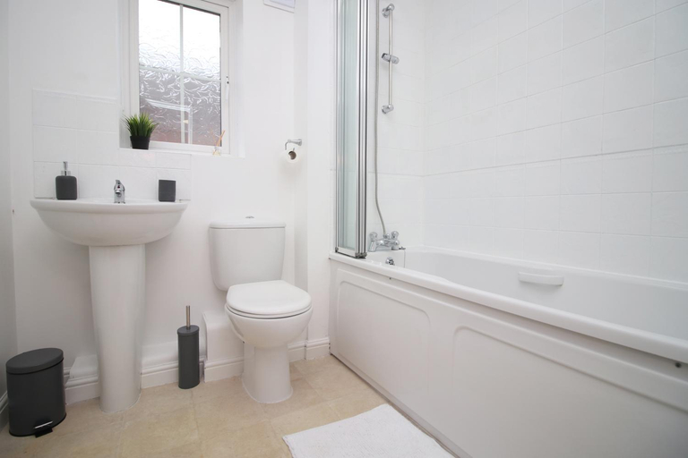 Others 5, Five bed house with terrace by Prestigious Stays, Swindon