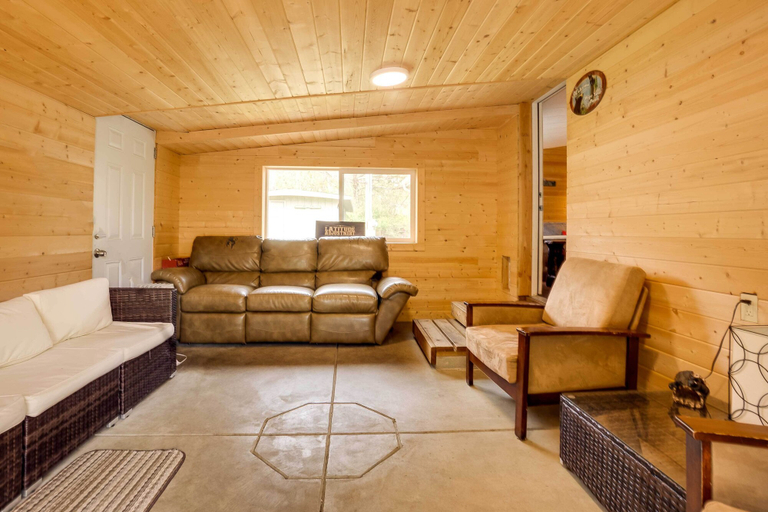 Others 5, Brookings Home w/ Deck, 1/2 Mi to Harris Beach!, Curry