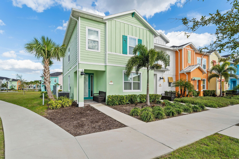 Exterior & Views