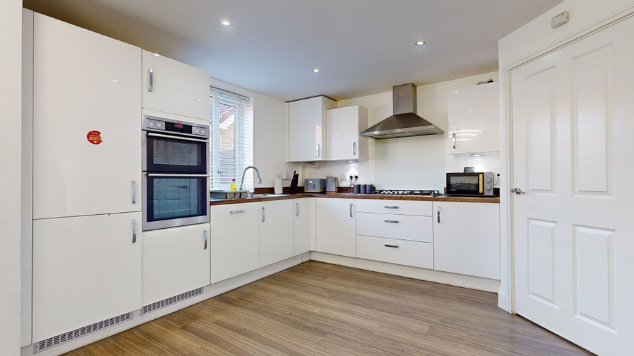 Others 3, Tms Lovely 5-bed House in Stanford-le-hope, Thurrock