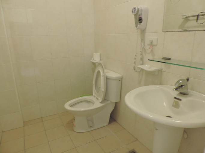 Bathroom 2, Queen's Hotel, Changhua