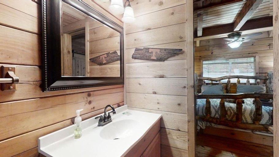 Bathroom 3, Pop's Perch, Blount