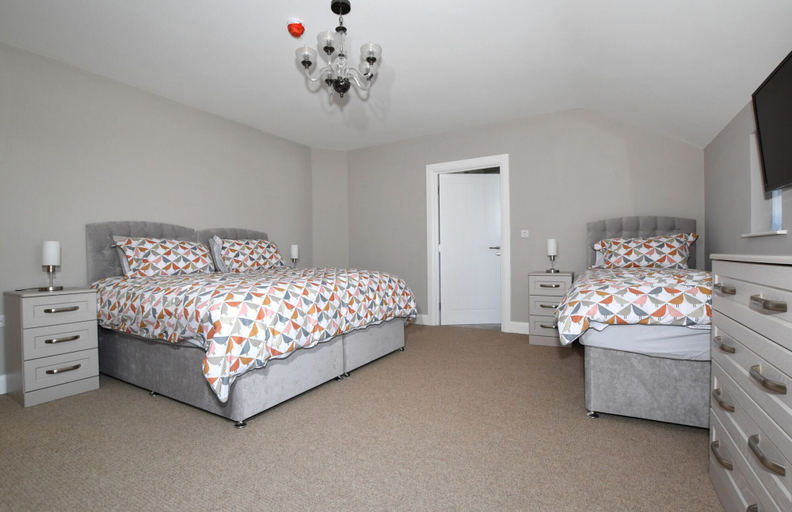 Room 5, Homestead Hillsborough Guest Rooms, Lisburn and Castlereagh