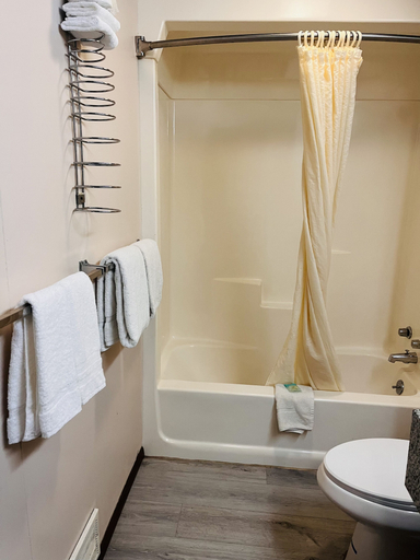 Bathroom 4, Mountain Inn, Dickinson