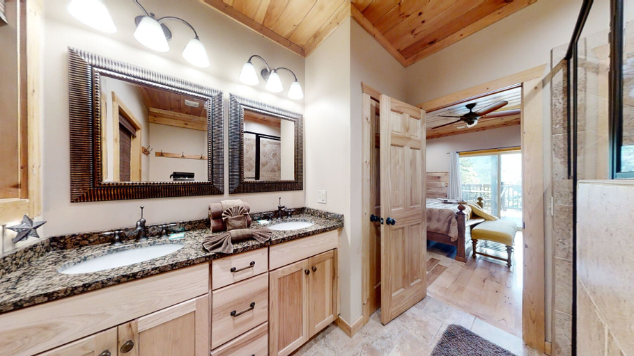 Bathroom 4, Bearmont Lodge, Sevier