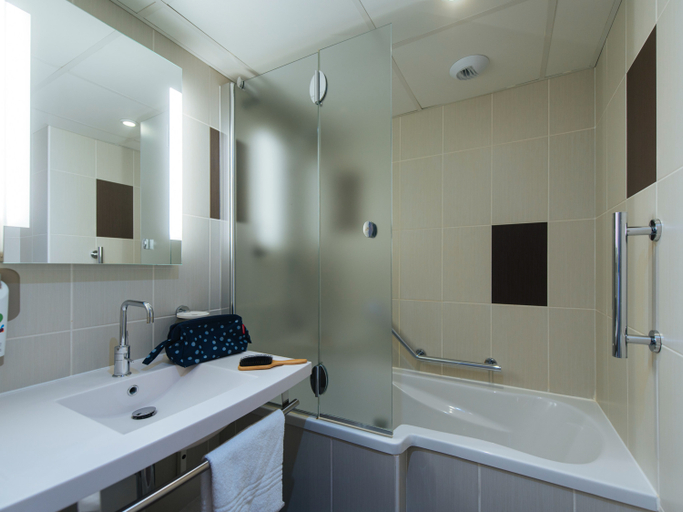 Bathroom 5, Hotel ibis Styles Nice Aéroport Arénas, Alpes-Maritimes