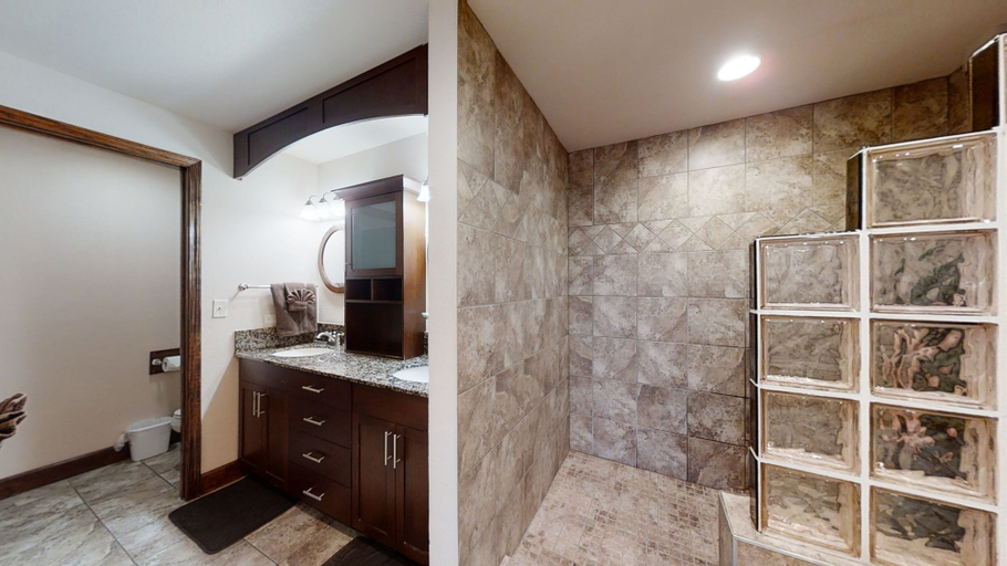 Bathroom 3, Bearadise Dreams, Sevier