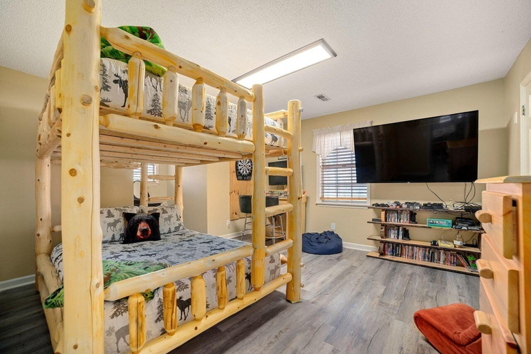 Bedroom 2, Strollin' Bear, Sevier