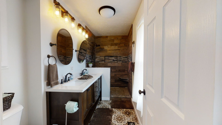 Bathroom 3, Wearadise, Sevier