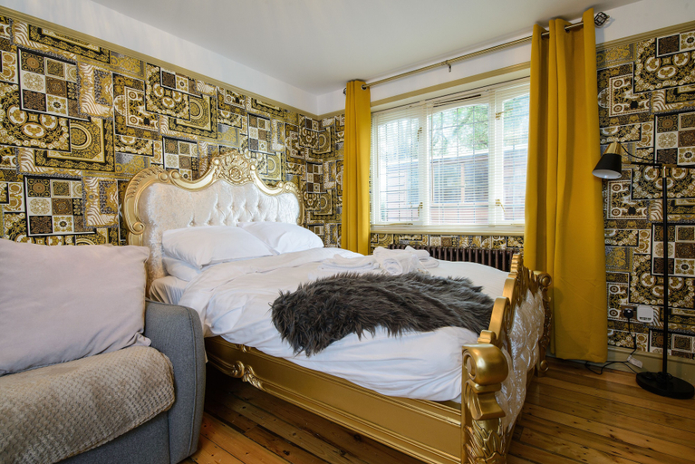Bedroom 2, Deluxe 1 Bed Versace Hottub Skytv, Essex