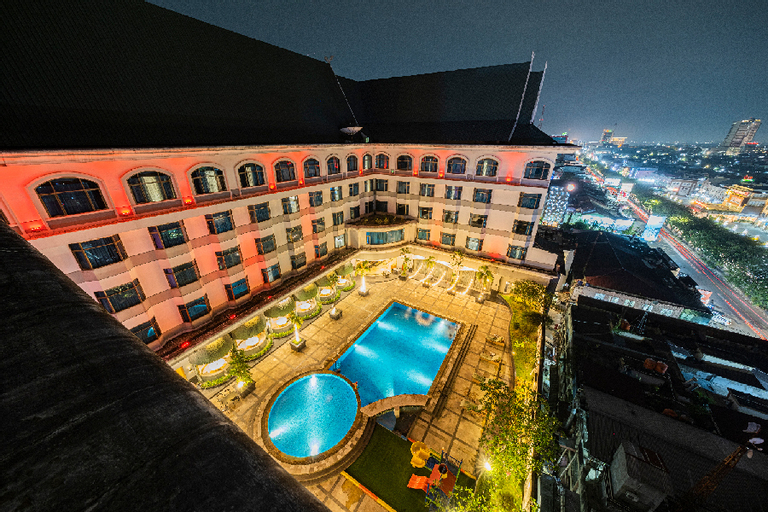 Exterior & Views 13