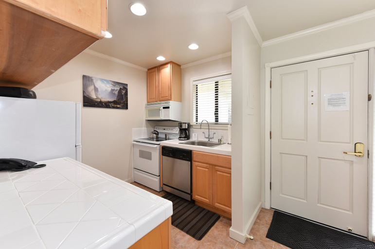 Room 5, 760 S At Silverado 1 Bedroom Condo by RedAwning, Napa