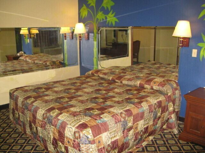 Bedroom 5, Economy Inn, Orleans